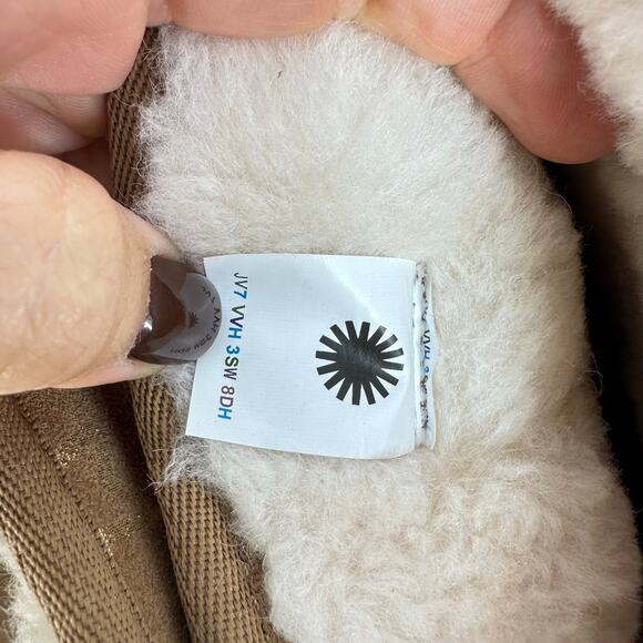 UGG Classic Short II Big Kids Winter Boots Stars Chestnut Water Resistant US 6 - Picture 9 of 10